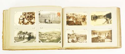 un livre ouvert contenant des photos de personnes
