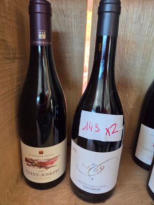 Plusieurs bouteilles de vin sont alignées dans une caisse en bois