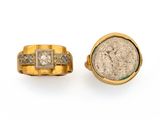 deux bagues en or ornées de pièces romaines et de diamants