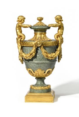 une urne dorée et verte ornée de deux cherns