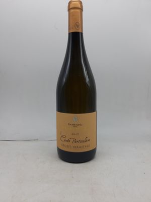 la bouteille de vin est vide sur la table