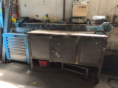une image d'un établi dans un garage