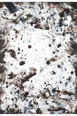 une image représentant un tableau recouvert de peinture noire et blanche