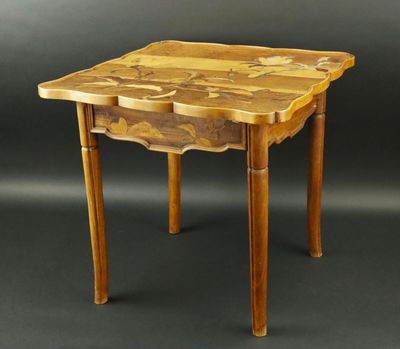 une image représentant une petite table en bois ornée d'un motif floral