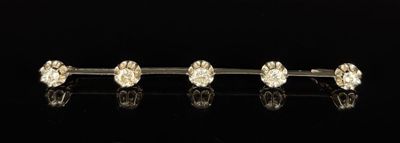trois paires de boucles d'oreilles à clous en diamant posées sur un fond noir