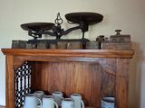 une étagère en bois sur laquelle sont posées des assiettes et des bols