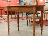 des tables et des chaises dans une pièce où est accrochée une horloge au mur