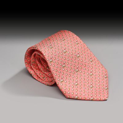 un gros plan sur une cravate rose à motifs