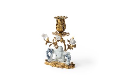 une figurine représentant un éléphant orné de fleurs