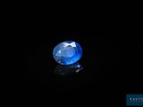 un saphir bleu sur fond noir