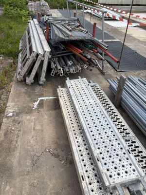 Un lot de bacs en plastiques et un lot de polystyrène de pla…