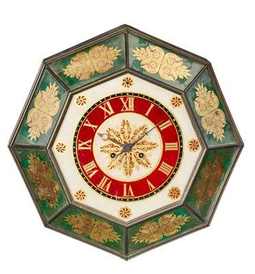 une horloge accrochée au mur en forme d'hexagone
