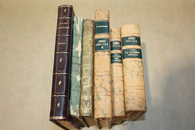 plusieurs vieux livres sont empilés sur une table