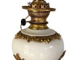 une lampe posée sur une table