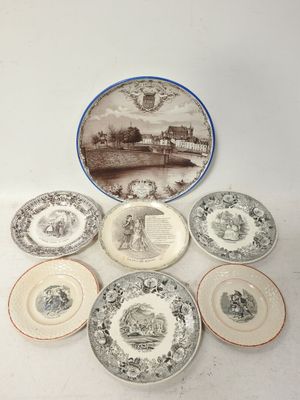 plusieurs assiettes posées sur une table, ornées de motifs et de dessins variés