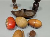 de nombreux types de jouets en bois posés sur la table