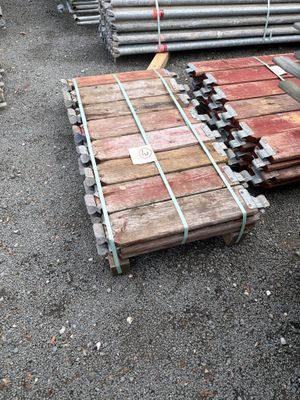 plusieurs morceaux de bois sont empilés les uns sur les autres par terre