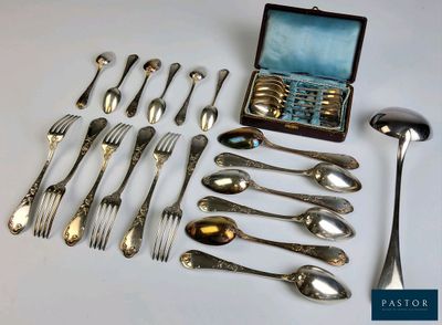 beaucoup d'argenterie sur une table avec un coffret