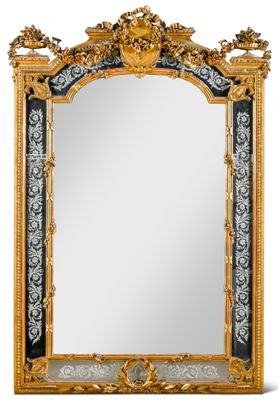 un grand miroir avec un cadre doré et une bordure en noir et blanc