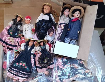 plusieurs poupées dans une boîte posée sur une table