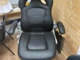 une chaise de bureau noire sur laquelle est collé un autocollant jaune