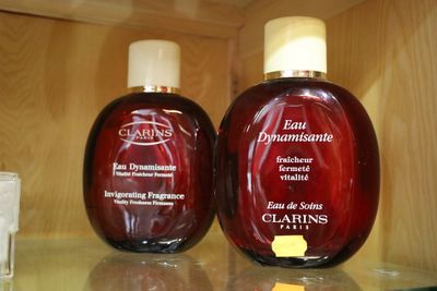 deux flacons de shampoing posés sur une étagère dans une salle de bains