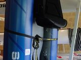 un kayak bleu posé par terre dans un garage