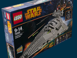 une boîte contenant des sets Lego Star Wars sur fond bleu