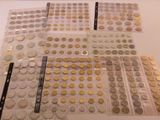 de nombreux types de pièces sur la table