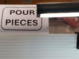 un autocollant sur un bout de papier où il est écrit « pour pieces »