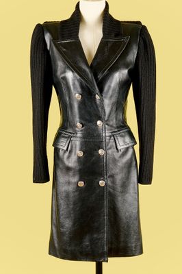un manteau en cuir noir sur un mannequin, un mannequin, un mannequin, un mannequin, un mannequin, un mannequin, un mannequin, un mannequin, un manne