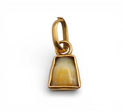 Petit pendentif en or 18K (750/1000) retenant une dent en serti clos. - Photo 1
