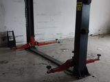 une grande pièce remplie d'outils