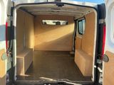 une camionnette blanche équipée d'une banquette à l'arrière