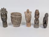 Plusieurs types d'objets sculptés sont exposés sur un fond blanc