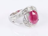 un gros plan d'une bague sertie d'un rubis entouré de diamants
