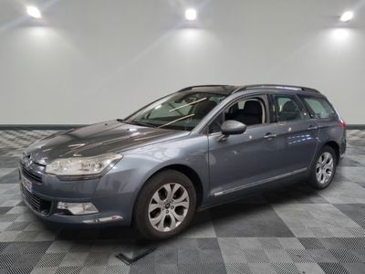 la photo d'une voiture grise garée dans un garage
