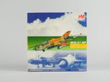 une image représentant la maquette d'un avion de chasse volant dans le ciel
