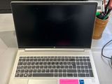 un ordinateur portable ouvert posé sur un bureau blanc
