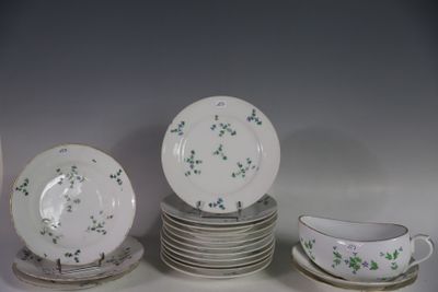 beaucoup d'assiettes et de tasses sur la table