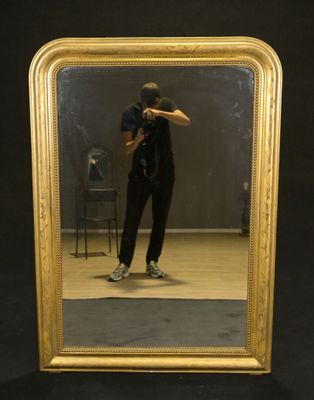 un homme se prenant en photo dans un miroir
