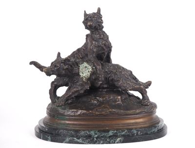 statue en bronze représentant un chien et un chat, posée sur un socle en marbre