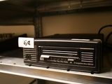 une radio posée sur une étagère dans une pièce