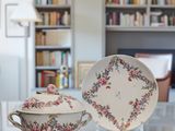 une table blanche sur laquelle se trouvent un bol et une assiette