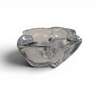 un bol en verre transparent contenant un diamant