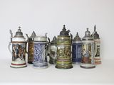 sept types différents de chopes à bière alignées sur une table