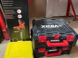 une boîte d'outils posée sur le sol à côté d'une boîte d'outils
