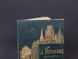 un vieux livre posé sur une table à côté d'une tasse