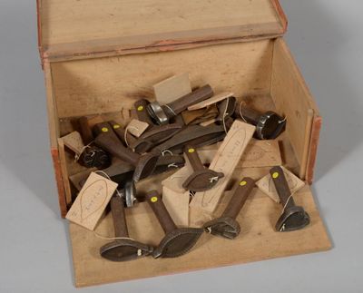 une boîte en bois remplie d'outils divers et une boîte sur laquelle sont apposées des étiquettes