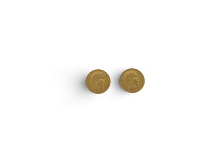 une paire de boucles d'oreilles en forme de pièces d'or sur fond blanc